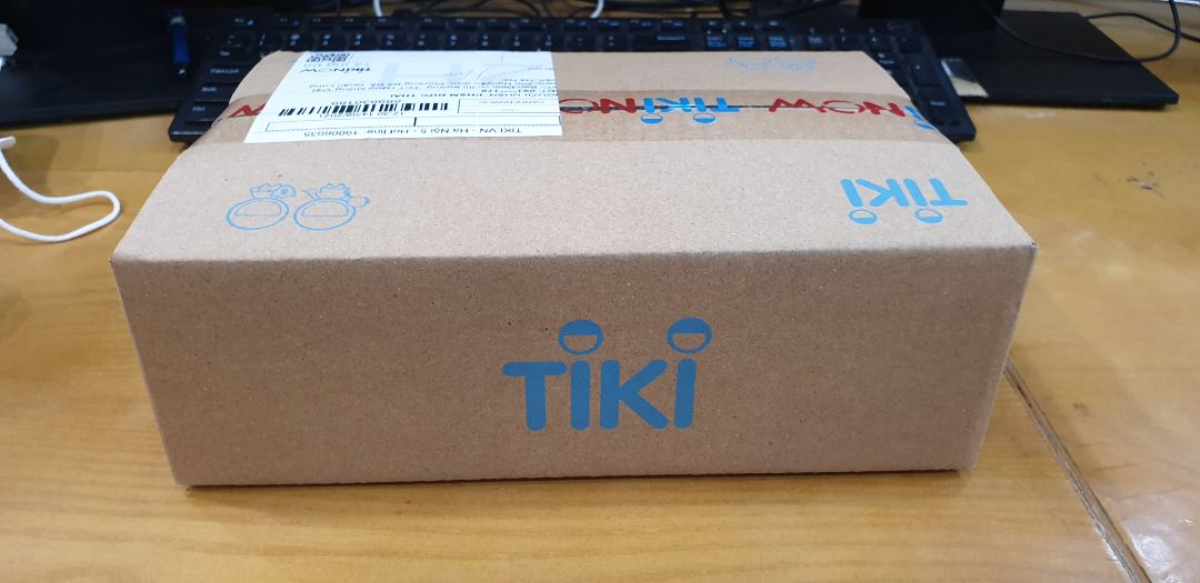 Mình thích truyện Jeffrey Archer từ hồi đọc Hai số phận cách đây hơn 20 năm.
Hy vọng với những lời khen của các bạn, nội dung sẽ cuốn hút và theo giọng văn của cuốn Hai số phận. Ngoài 2 cuốn này, Quyền lực thứ 4 của ông cũng khá cuốn hút đấy.
Tiki giao nhanh, mình chọn giao 02h, chuẩn luôn, chưa đến 2h đã giao. 
Sách khổ bé mà dày cộp. Có kèm bookmark mà mỏng quá, nếu tặng thì nên làm chất lượng hơn.
Bảo quản sách của tiki không tốt lắm, có tình trạng bị óp, dập phần gáy sách. Cho 4,5 sao!