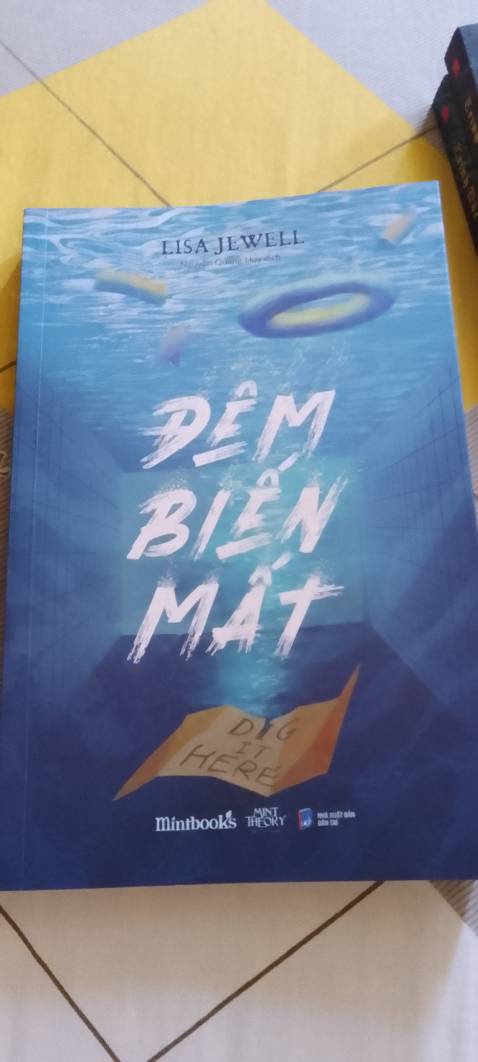 Bìa thiết kế màu xanh đẹp, sách mới ,không bị cong góc, gáy sách nguyên vẹn. Mua đợt sale của nhà AZ , giá hơn 50k. Giao hàng nhanh. Phần đóng gói cần bọc sách bằng mút chống sốc. Tuy nhiên, giao nhận trong ngày và có hộp nên cũng ko ảnh hưởng đến sách