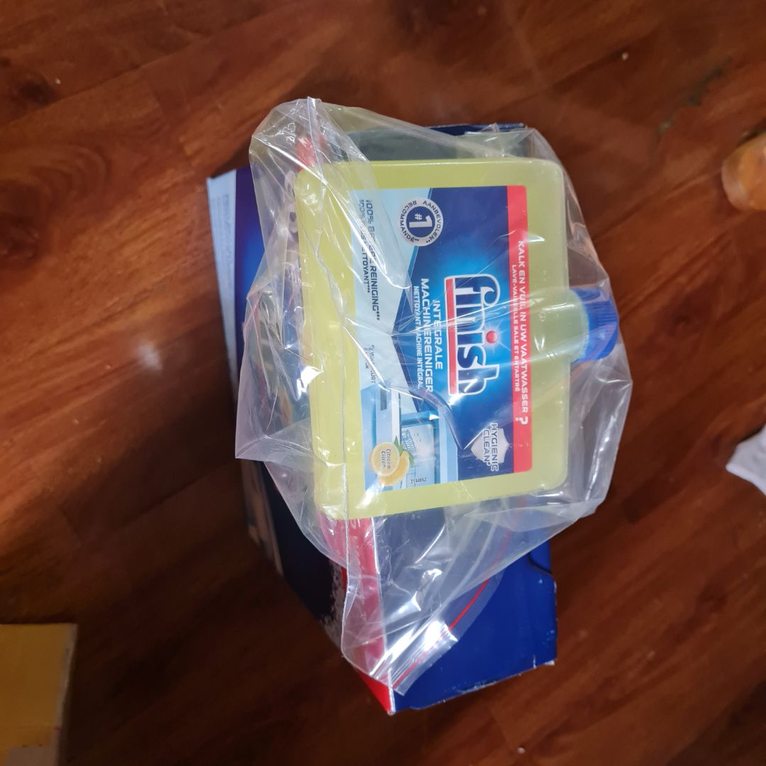 Không có thông tin về nhà nhập khẩu và phân phối. Không rõ hàng thật hay hàng nhái. Tiki cần tăng khả năng kiểm soát hàng hóa