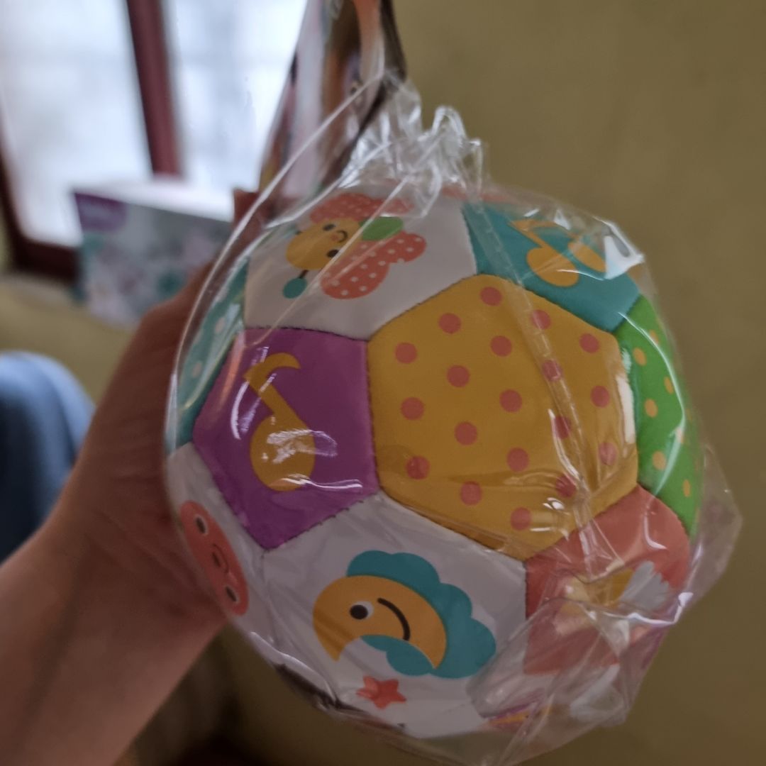 Đồ chơi cho bé nên làm cũng khá chắc chắn và an toàn.
Giá tiền cũng hợp lý ko quá đắt
Bên trong còn có lục lạc kêu nho nhỏ khá vui tai