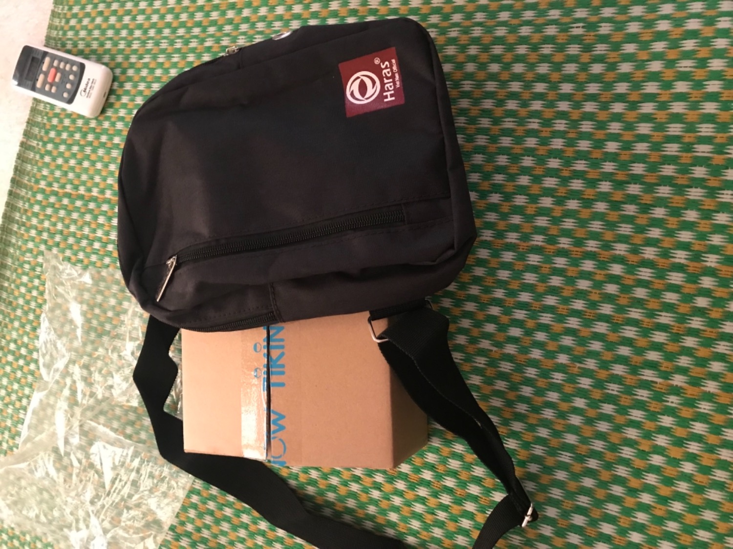 Đặt đêm chủ nhật và chiều thứ 3 nhận được. 51k cả ship mà nhận được túi đẹp thế này k chê được. Nói chung là rẻ và đẹp hơn mua bên ***. Cảm ơn tiki. Mong các bạn tiếp tục kiểm duyệt chất lượng hàng bên bán thật tốt hơn nữa.