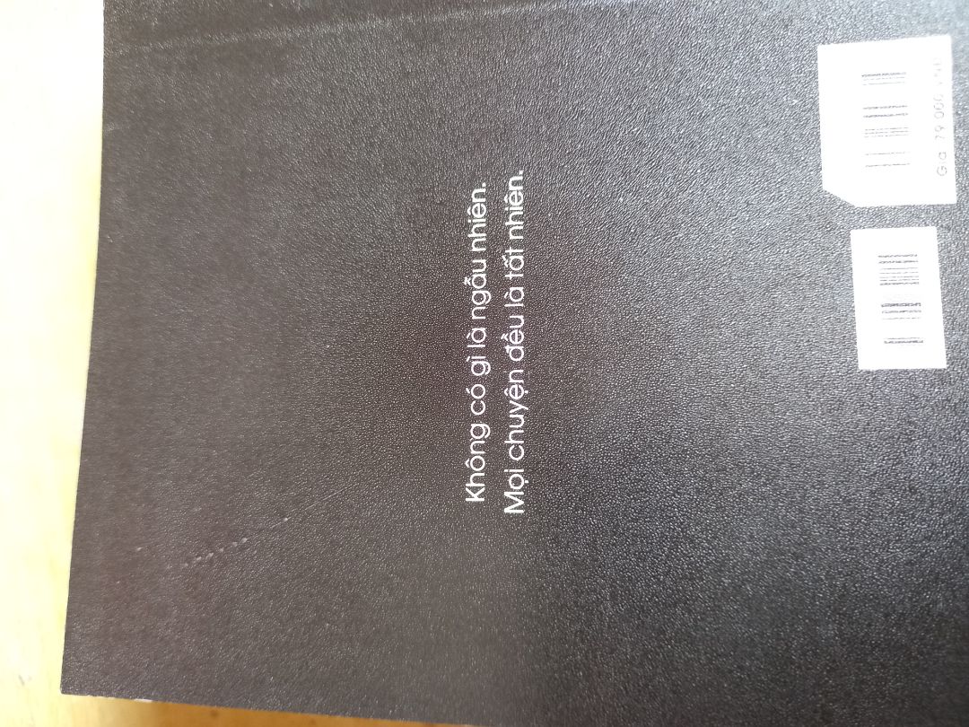 Nội dung sách thì không bàn đến nhưng lần này mình thực sự thất vọng với cách đóng gói của tiki. 
Sách nhỏ nhưng chỉ được để trong một hộp các tông rỗng, không có màng bọc hay bất kì biện pháp bảo vệ nào nên dẫn tới tình trạng móp góc, tróc, xước bìa, mất form sách. Vì không có bọc sách bên ngoài nên bên trong sách có chỗ bị bẩn, có trang còn bị gấp lại nữa.
Nói chung là lần này mình vô cùng thất vọng với cách đóng gói của tiki, mong rằng tiki sẽ lắng nghe đóng góp khách hàng và cải thiện dịch vụ trong thời gian tới.