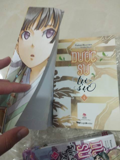 Mình mua 2 quyển tiểu thuyết tập 3 và 4, cả 2 đều được gắn tag có full quà, tất nhiên rồi, chả có cái gì cả :) không có bìa áo bản đặc biệt. Mua gần như giá gốc để rồi nhận lại như vậy hả tiki, mình mong chờ rất nhiều vào đơn hàng này đấy?

Ngày 27/9: tiki hoàn hàng trả tiền cho mình rồi nên mình sửa đánh giá. Nhưng mà này là bản tái bản, không có quà nên mọi người chú ý nhé. 
Tiki cũng nên xoá cái phân loại hàng có quà tặng kèm đi ạ.