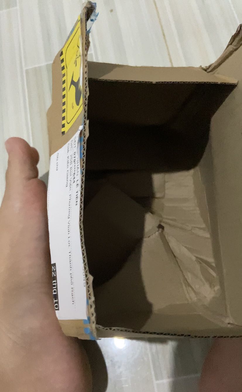 Hàng điện tử mà trong lúc giao hàng bị va đập đến nổi móp méo như thế này, không biết sản phẩm bên trong từng chịu tác động như thế nào. Bên trong cũng k có lớp lót bảo vệ sản phẩm nào hết. Đơn hàng giao cũng rất chậm. Nên làm việc lại với đơn vị giao hàng, rất thất vọng về lần đặt hàng này của tiki.