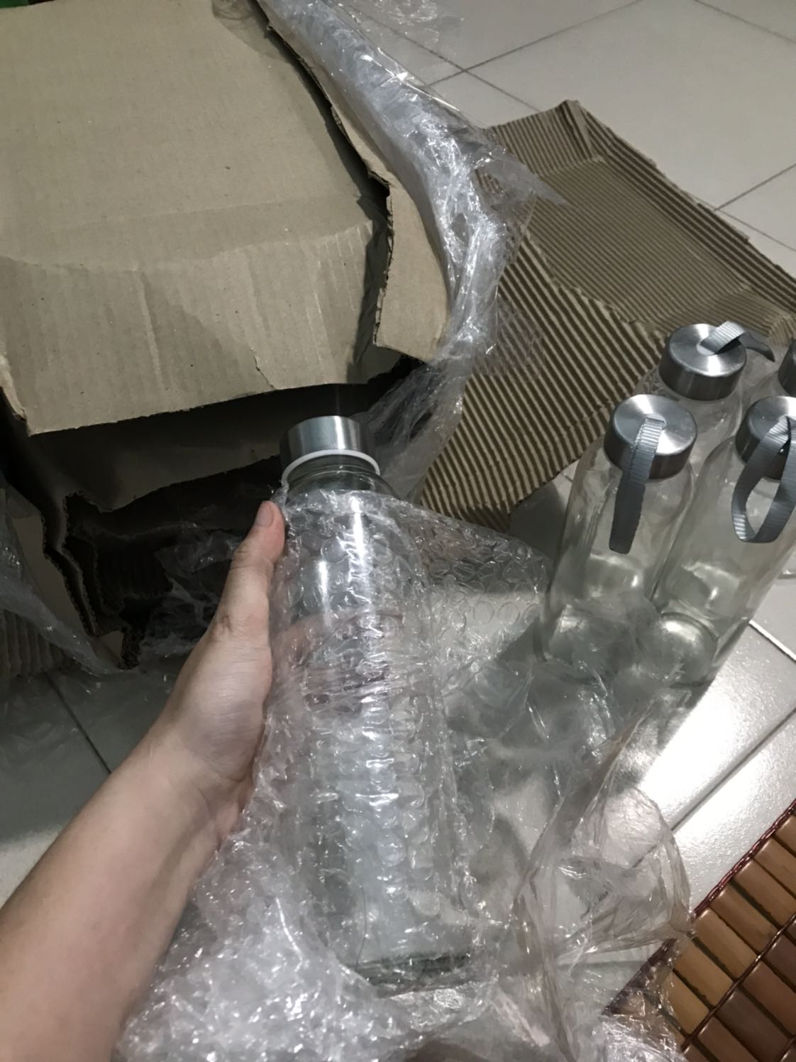 Tiki đóng gói cực kì cẩn thận, điểm này mình cực kì hài lòng khi mua hàng ở tiki. Mình đặt mua 20 bình thuỷ tinh nhưng không bể 1 bình nào dù trước đó mình rất lo lắng khi đọc các bình luận bị bể bình do vận chuyển. Còn đối với bình thì mình thấy được so với giá 49k 5 bình, giá rẻ nên chất lượng cũng được thôi chứ không xuất sắc như ý mình muốn. Thuỷ tinh không được trong nhìn hơi đục đục. Tuy nhiên giá đó thì mình đã thấy ok lắm rồi.