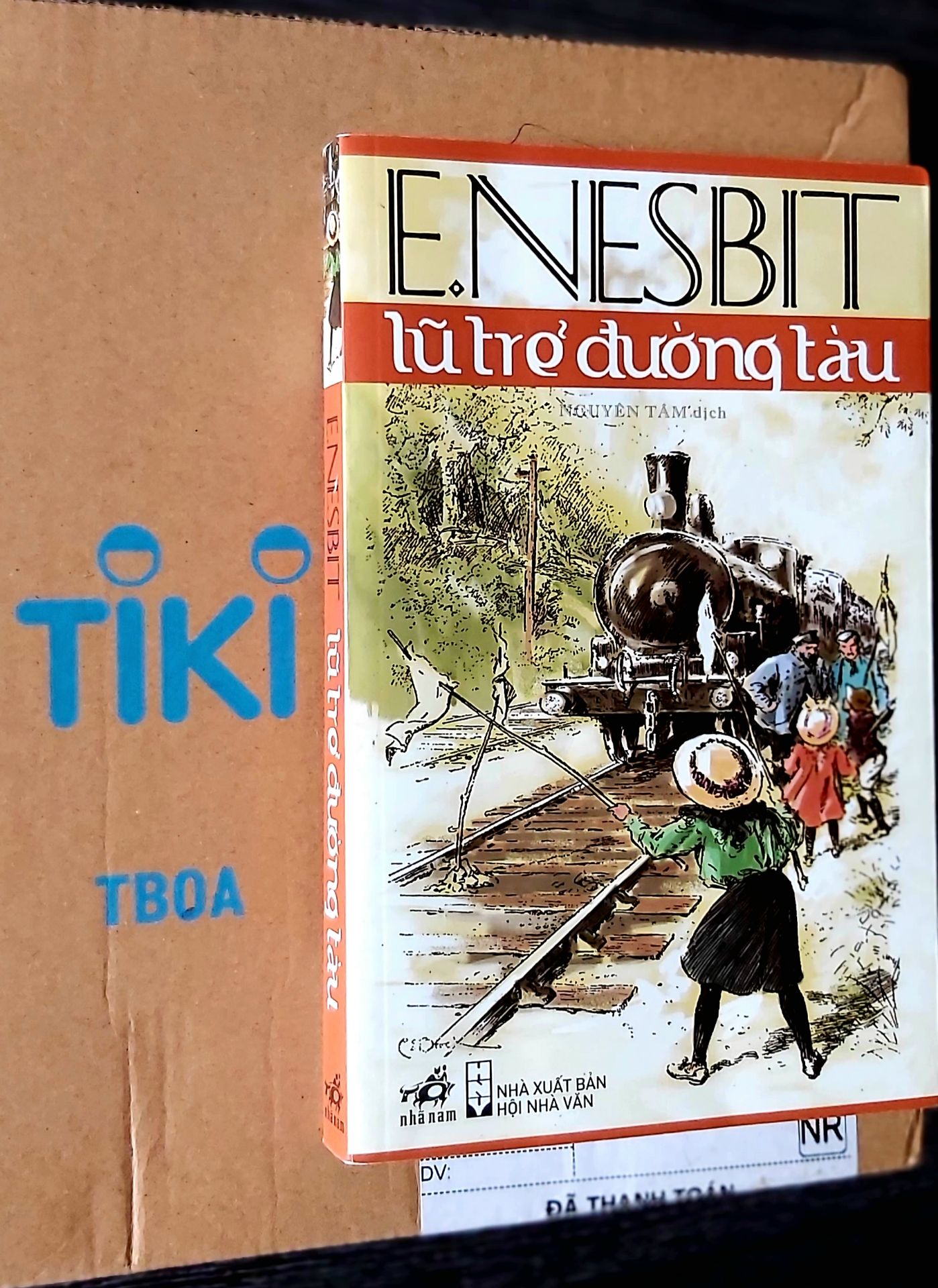 Nội dung sách hay. Những trò nghịch ngợm, những nỗi buồn những niềm vui của tuổi thơ được khắc họa trong cuốn sách. Bạn nhỏ lớp 5 nhà mình rất thích. Sách chắc in lâu nên hình thức hơi cũ. 
Dịch vị Tiki thân thiện. Giao hàng nhanh, sách được đóng hộp cẩn thận.