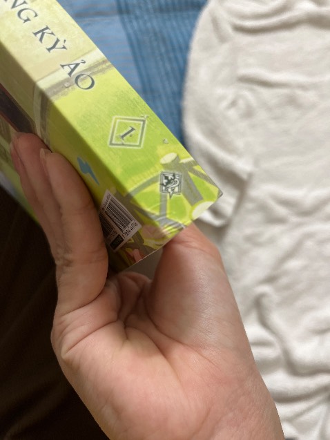 Sách đóng gói hơi ẩu, có lẽ là do shipper ném sách vào nhà nên bị móp và rách