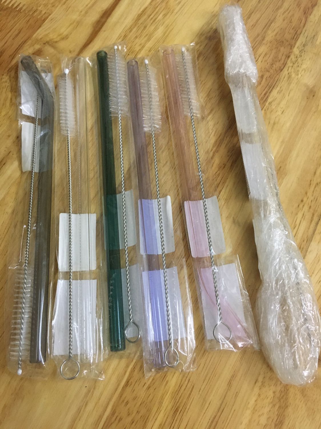 Ống hút dày đẹp, mỗi ống đc kèm 1 cây cọ chùi. Mình mua 5/8 giao nhanh thêm 29k chứ đợi giao như bth thì đến ngày 18/8 lận.