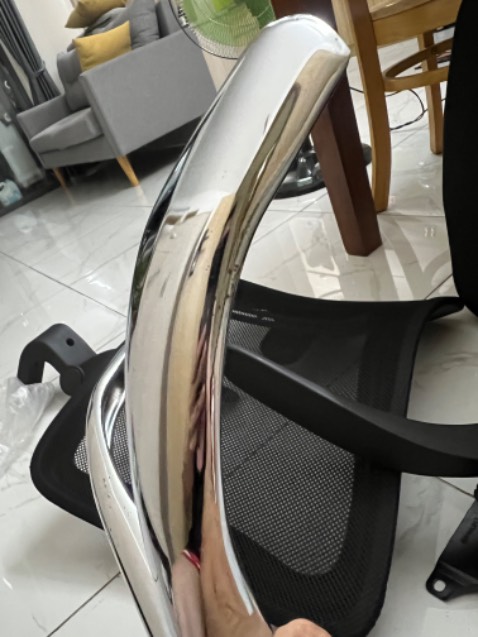 Chân ghế bị gỉ sét vậy mà shop k kiểm tra trước khi giao. Ghế gì mà yếu ớt. Quá thất vọng