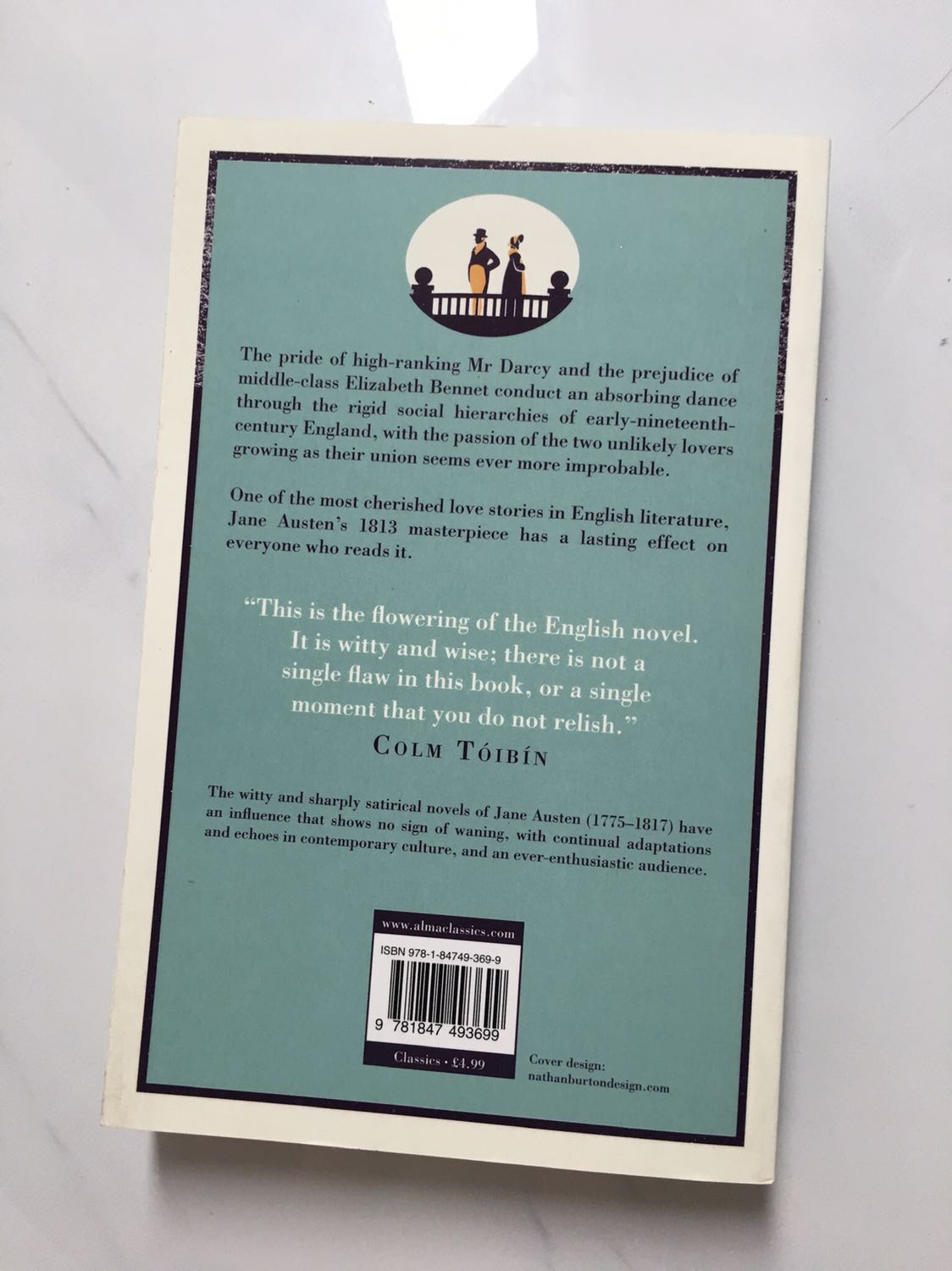 Về dịch vụ giao hàng của Tiki thì nhanh chóng, sách mình nhận thì ngoài bìa hơi cũ nhưng mấy trang sách vẫn sạch. Mình cực kì recommend Pride and Prejudice cho bạn nào muốn bắt đầu đọc thể loại Classics luôn 🤍 mình khá hối hận khi để đợi đọc tác phẩm này lâu đến như vậy.