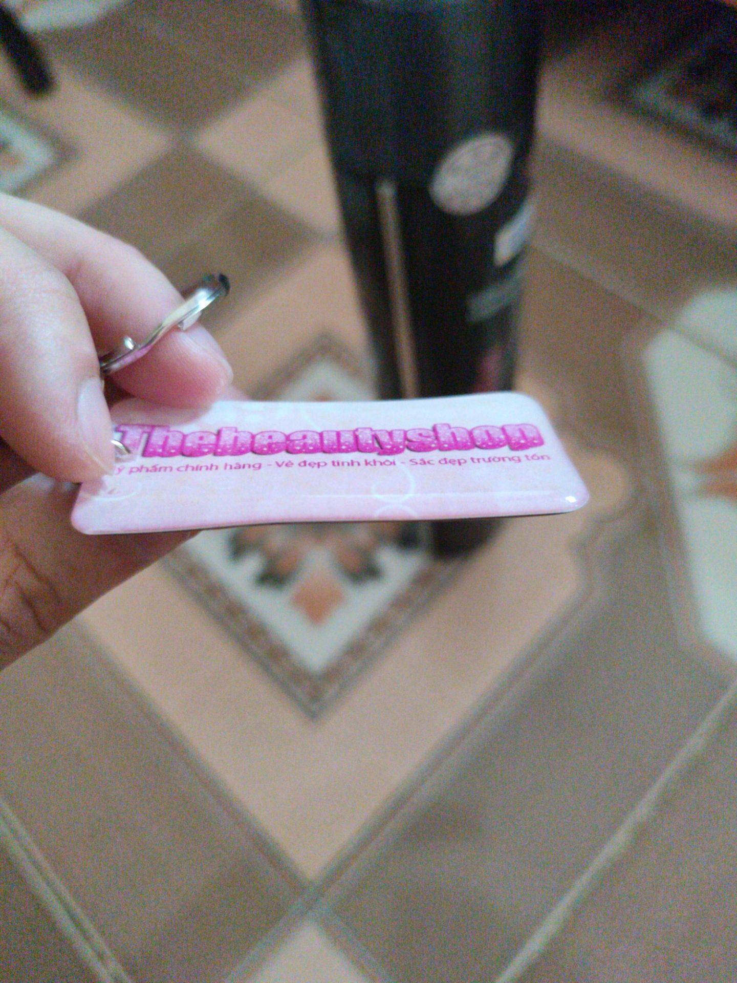 giao hàng khá nhanh, bọc cẩn thận, có tặng móc khoá mà chưa biết dùng làm gì 😂 mùi tổng hợp mà có vẻ cũng nhẹ thôi, hiệu năng thì mới mua nên chưa *** được nên để tạm 4*, tối *** thấy ổn thì update lại sau