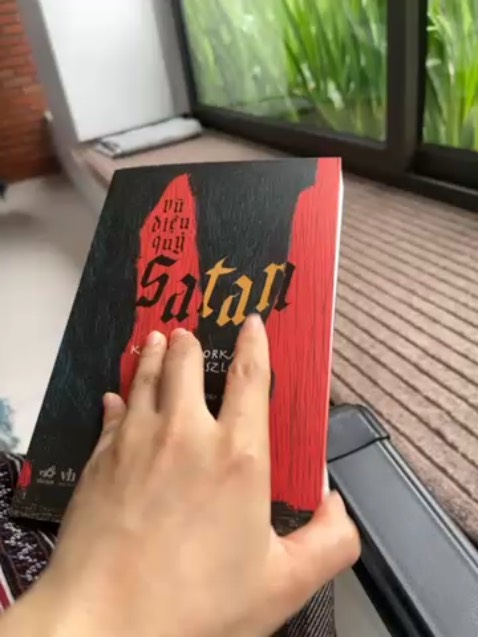 Ôi trời, thơm mùi sách mới. Hít hà mấy hồi sách mới rồi cũng lật trang đầu đọc tới đọc lui, vẫn là 2 trang đầu. Cứ như bị hết hơi do hít hà thái quá mùi mực in, mùi sách thơm mà hình như tác giả viết hoài chưa chấm hết câu. 
Bìa đẹp, nội dung sẽ cuốn lắm đây.