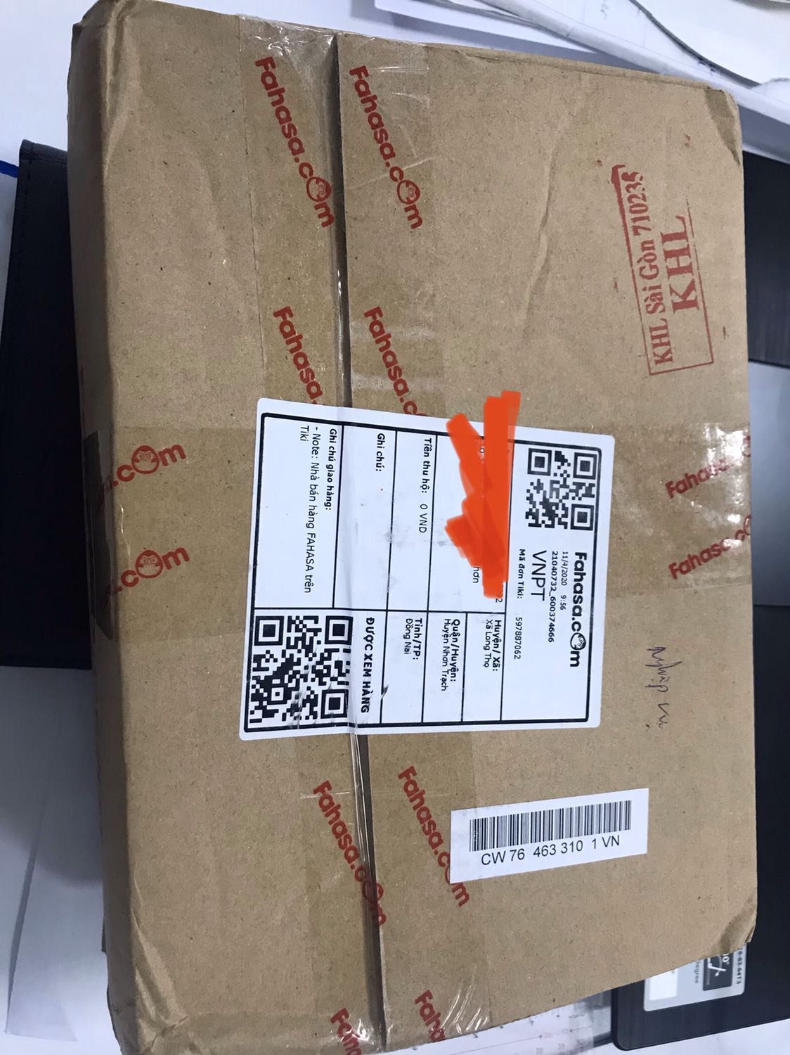 Cực kì hài lòng. Tiki bán. Fahasa đóng gói. Phải nói là rất cẩn thận. Sách nhận về trong tình trạng hoàn hảo. Vì đẹp quá nên mình chưa nỡ bóc ra xem. Mà mình ko hề đăng kí book care. 
Sách hay và đắt tiền nên được chăm sóc kĩ như vậy làm mình thấy khá hài lòng. Cảm ơn Fahasa. Cảm ơn Tiki.