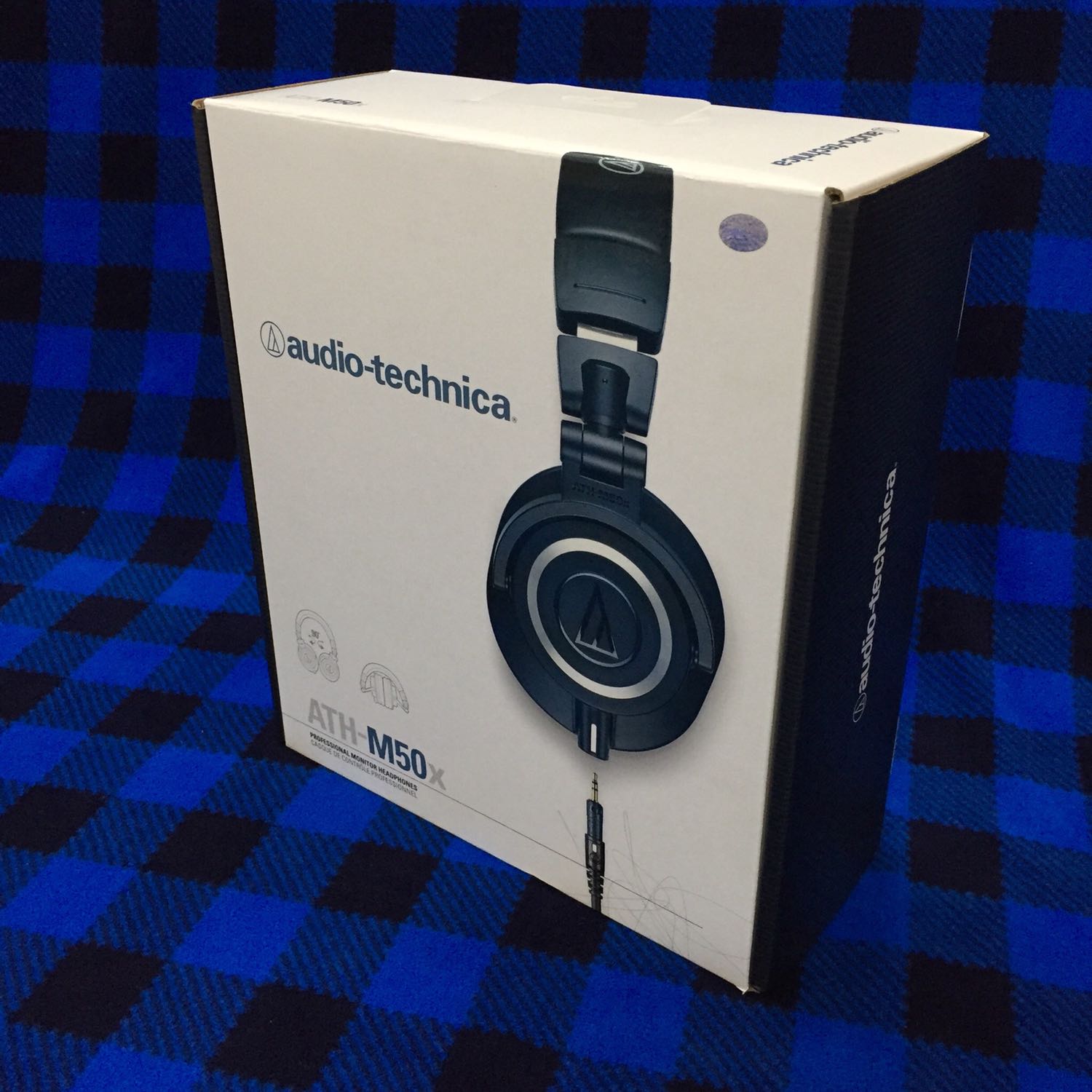 Sản phẩm giao rất nhanh, đóng gói cẩn thận. Hộp sản phẩm không bị trầy xước hay móp méo, nhìn rất đẹp và giá trị.
Hàng chính hãng có tem SynStyle nên rất yên tâm. Tất cả phụ kiện đều có tem bảo hành và đầy đủ 3 cáp kết nối. 
Đây là quà sinh nhật của vợ tặng mình nên cực kỳ hạnh phúc! :)