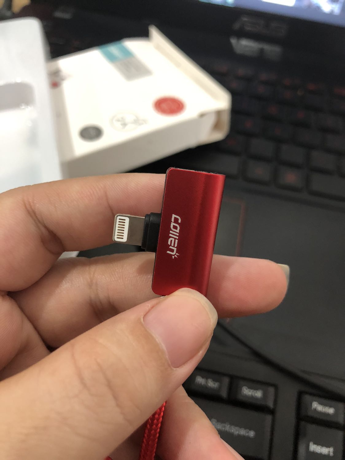 Ai dùng ip chắc cũng bực cái dụ có lúc sạc là hk dùng được tai nghe. Tậu được cọng vừa sạc pin vừa cắm đc tai nghe xem phim vô tư