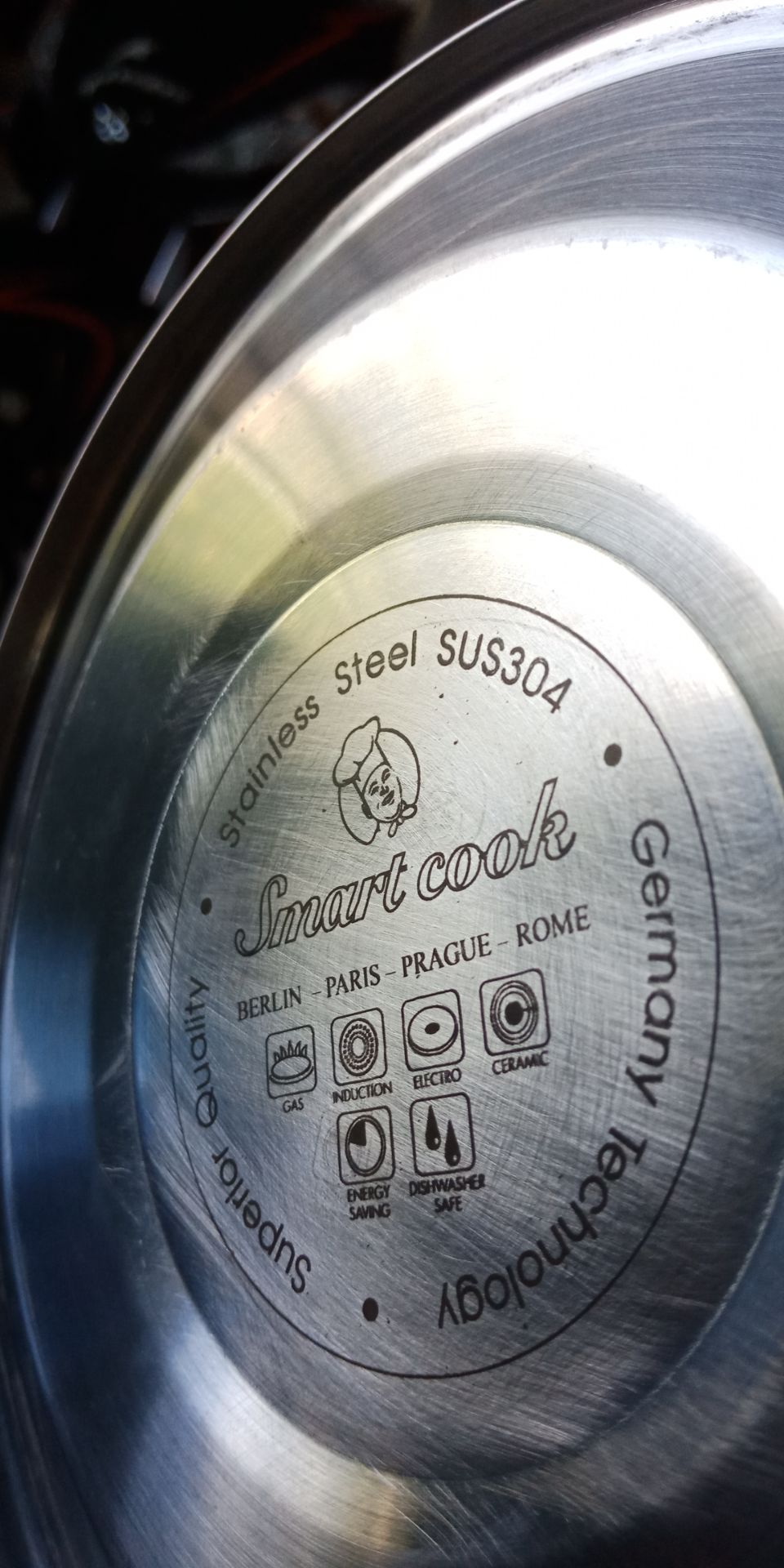 đóng gói rất ôk.nhưng khi nhận logo hình như đã được sơn lại,nấu vài lần ấm đã ngã màu.