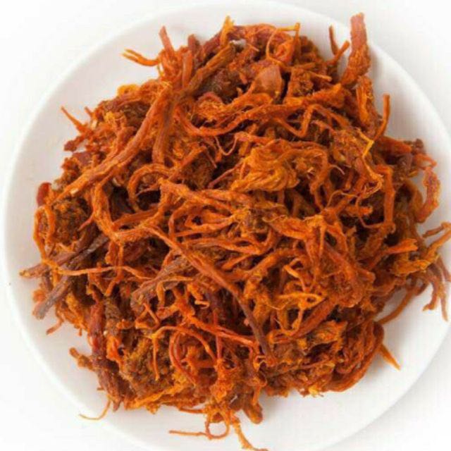 Miếng khô bò to thấm đẫm gia vị và ớt trái, shop đóng gói bò tảng nguyên miếng không vụn vằn. Xé sợi ra nhấm nháp cùng *** bia còn gì tuyệt vời hơn. Bò mềm chứ không bị cứng khô, hương thơm đậm đà ngất ngây mê hoặc.