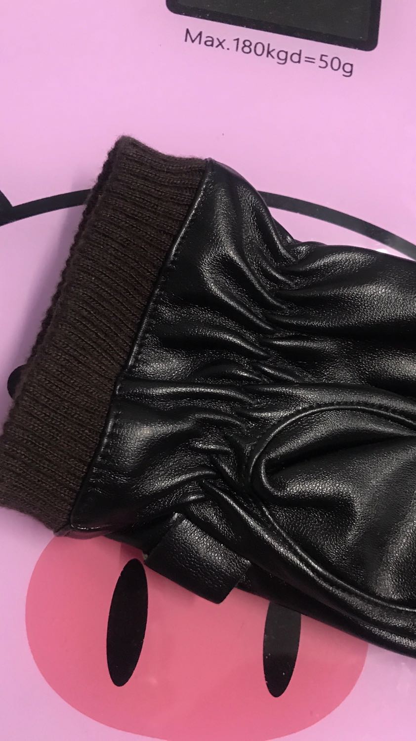 Găng tay mềm, co giãn tốt, đường may tỉ mỉ chắc chắn. Lớp da bóng đẹp mềm mại nữa. Lớp lót nỉ lông ở bên trong khi đeo cho cảm giác dễ vừa tay và dễ chịu. Shop giao hàng nhanh hai ngày là lấy được sản phẩm rồi. Uy tín, ủng hộ shop