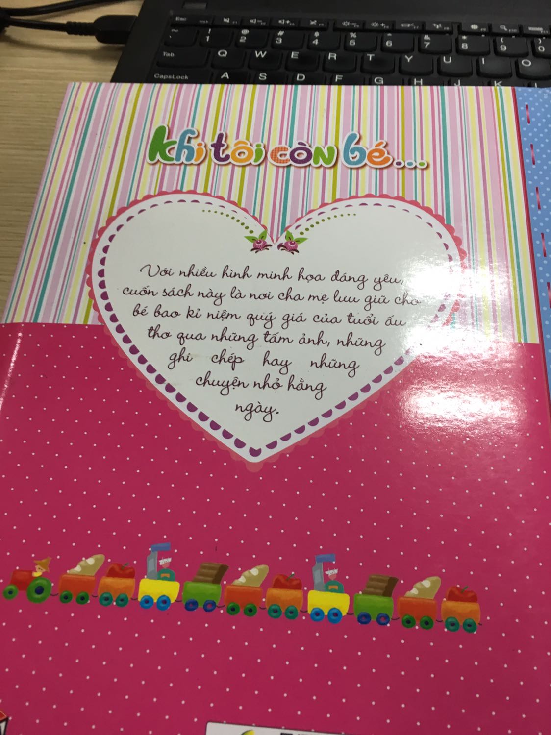 Mình mua sách ở tiki rất nhiều lần. Và đây là lần đầu tiên mình thấy thất vọng khi mua cuốn sách cho con gái đầu lòng của mình. Shop gửi 1 cuốn sách trong 1 cái hộp to, và k bọc gì cả, sách bụi bẩn bên ngoài nhìn rất mất mỹ quan. Bán hàng kèm dịch vụ mà kém. Đề nghị shop làm ăn cẩn thận hơn, ng mua cũng nên mở hộp ra xem nhé. Mình thì trước giờ mua của tiki rất hài lòng nên cứ thế nhận hàng, k ngờ thật.