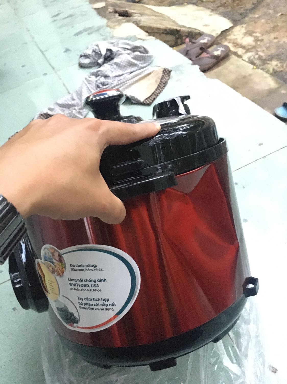 Đã mua Tiki rất nhiều nên ít kiểm tra hàng khi nhận. Nay nhận hàng thấy buồn quá. Ngày 12/11/2019 hẹn giao mà nghe nói người giao hàng bị té nên 2 ngày sau người khác giao hàng. Đề nghị Tiki làm việc với bên vận chuyển đổi hàng gấp cho tôi. Nếu quá 07 ngày tôi không được đổi và nhận được hàng mới thì tôi đề nghị Tiki trả hàng hoàn tiền cho tôi. Cám ơn