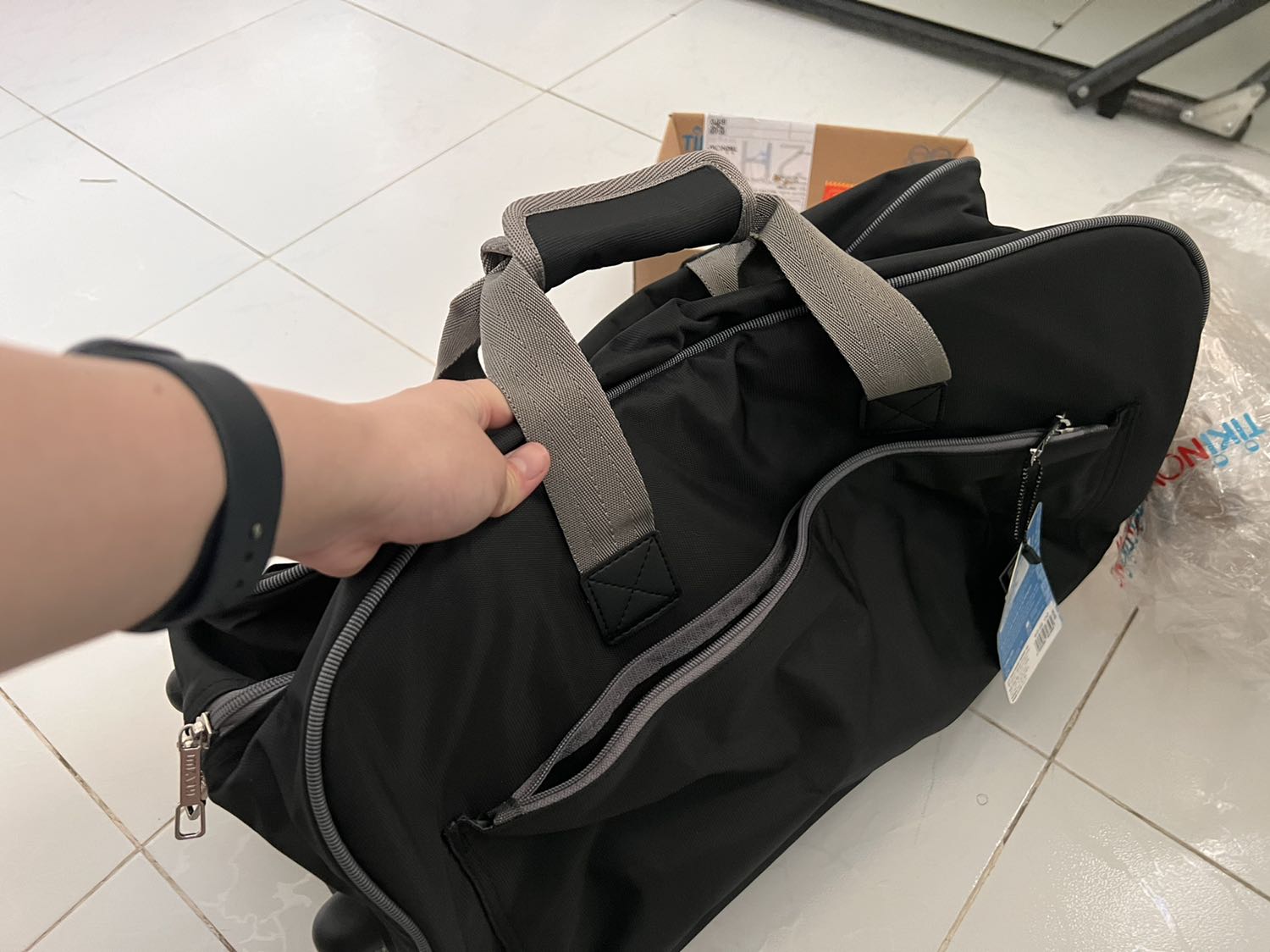 Chất lượng tốt, vải dày dặn và thanh cầm chắc chắn. Có túi nhỏ giấu thanh kéo nên xách tay cũng rất gọn gàng. Mua hàng tiki rẻ hơn giá gốc in trên tag thật. Rất hài lòng.