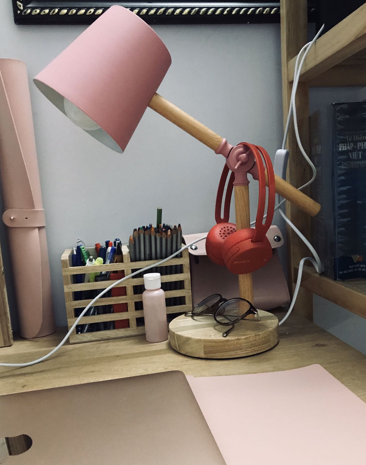 Đèn đẹp giống hình. Màu Hồng đậm hơn chút chút so với hình. 
Phần thân là sắt Sơn giả gỗ, chỉ có phần đế là gỗ.
Ánh sáng đèn vàng, không rõ lắm. 
Có nấc điều chỉnh nâng lên hạ xuống còn muốn xoay đèn thì phải xoay cả chân.