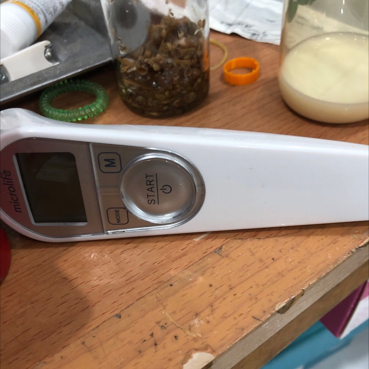 Mẫu củ, nhưng mở ra thấy tương đối ổn, còn lâu dài thì chưa biết. Nhưng thông tin bảo hành thì nhà cung cấp không để thông tin gì cả. Làm sao bảo hành được khi có vấn đề. Đề nghị NCC cần bổ sung thông tin KH vào giấy bảo hành khi giao cho khách hàng luôn cho tiện.