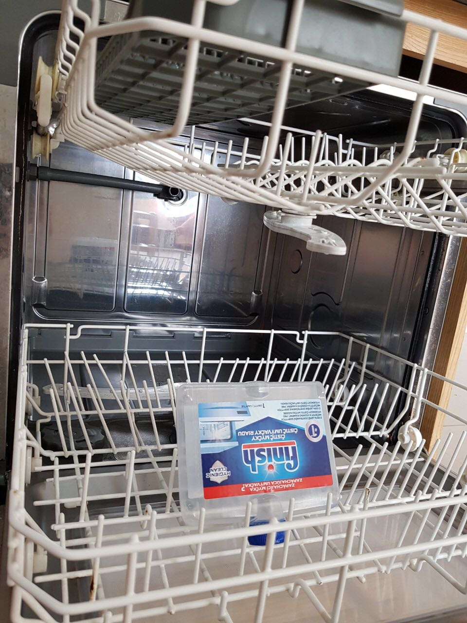 Mình nhận về lọ màu xanh nước biển cả chai chứ ko giống như hình. Tuy nhiên dùng rất sạch, máy hết mùi tanh mà cũng ko có mùi hoá chất tẩy rửa. Sẽ tiếp tục mua lần sau