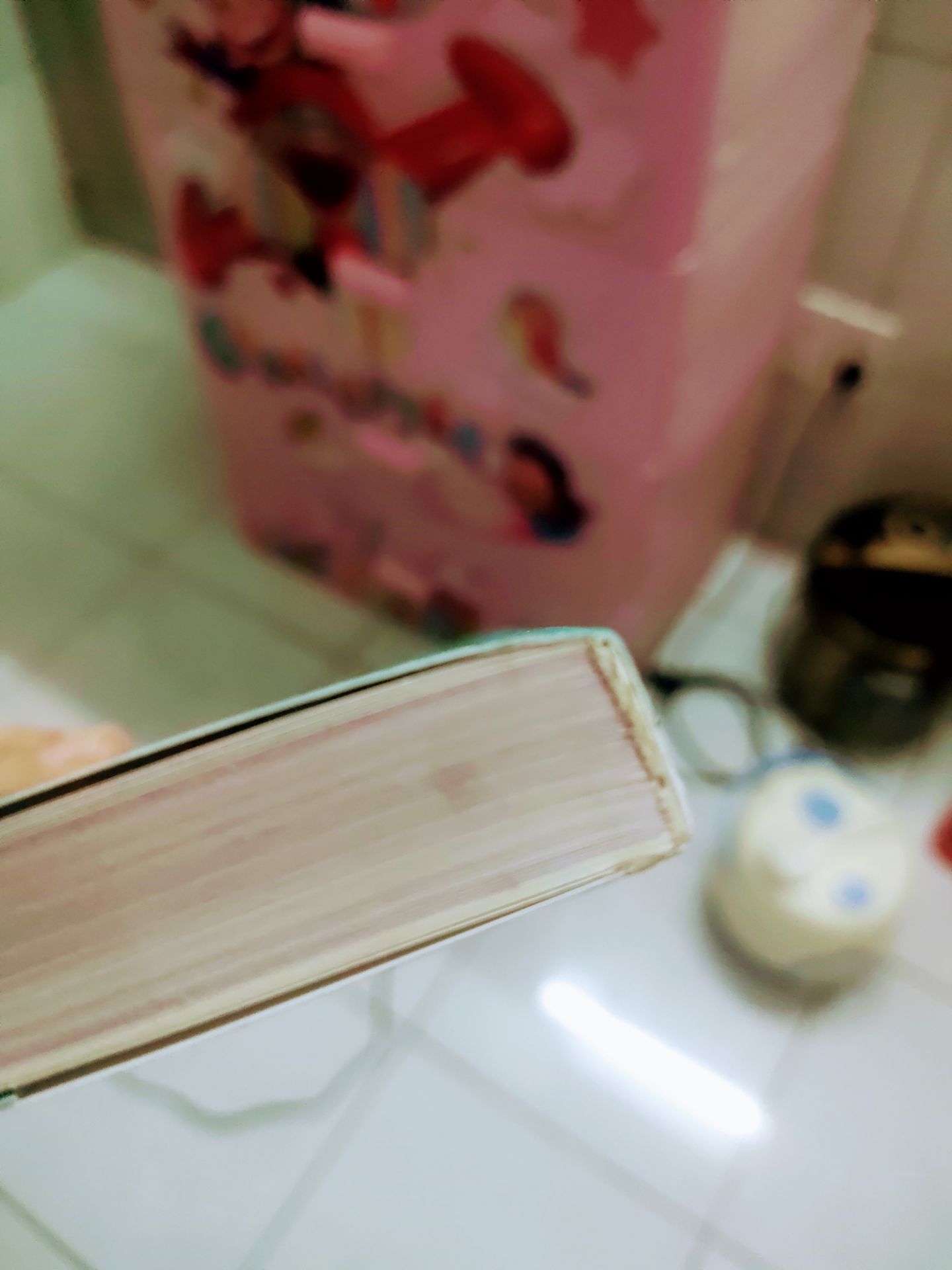 vì là cần gấp nên đặt giao nhanh trong 2 giờ, nhưng sách vừa nhận thì chưa kịp mở anh ship đã phải đi giao. lên phòng mở ra hết hồn luôn. sách bị bẩn tùm lum chỗ