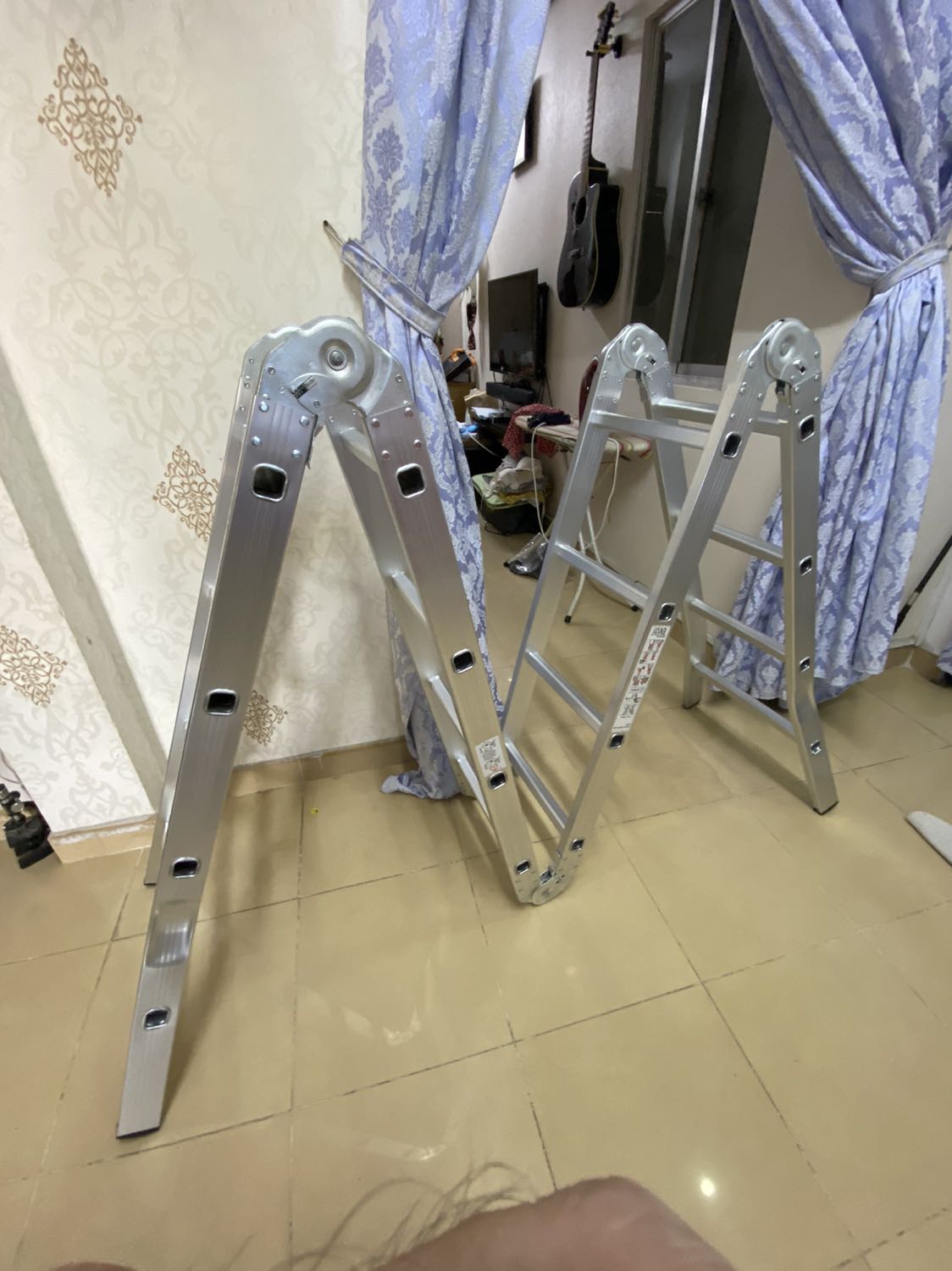 Thang nhẹ, nhưng chắc chắn khi đứng trên để làm việc, khoá chắc chắn, lò xo mạnh yên tâm an toàn khi cài chốt, xếp được nhiều dạng nên thuận tiện khi kê tại mọi góc trong nhà.