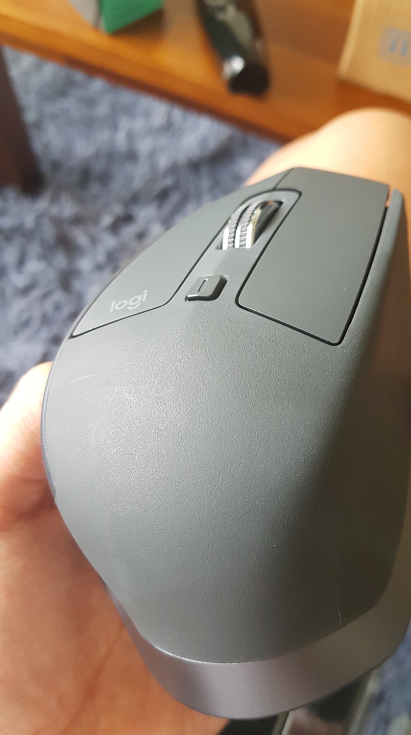 Sản phẩm nhận được có tình trạng:
- Hộp rách
- Phần bề mặt chuột có vết trầy
- Phần dưới chuột/ đế cao su trầy nhiều do đã qua sử dụng

Nhìn hộp rách như vậy mà Tiki vẫn đóng gói giao đi thì không biết có sơ sót nào trong khâu kiểm tra hàng không!

Nhờ Tiki đổi trả giúp mình đơn hàng này.