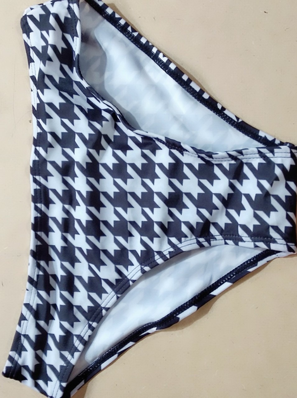 Giao hành nhanh, sản phẩm đẹp.- Chất liệu tốt, thun lạnh, bền. - 3 mảnh, màu sắc và họa tiết y hình. - Cân nặng đúng như tiki mô tả, mình bụng thon nên mặc auto đẹp ạ ;) . Cám ơn TIKI nhé, sẽ ủng hộ dài dài.