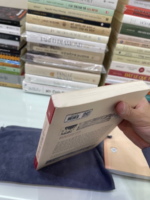 Đổi trả lần thứ 2 cuốn này rồi nhưng cũng chỉ khá hơn lần đầu 1 chút . Chất lượng sách vẫn chưa tốt 

Sách xuất bản năm 2024 mà còn tệ hơn những cuốn xuất bản lâu rồi . Đáy sách để lâu ngày lên kệ , đen và bẩn . Mình mua sách mới chứ đâu có mua sách cũ . 
Làm biếng trả lại lần nữa. Thôi chấp nhận .