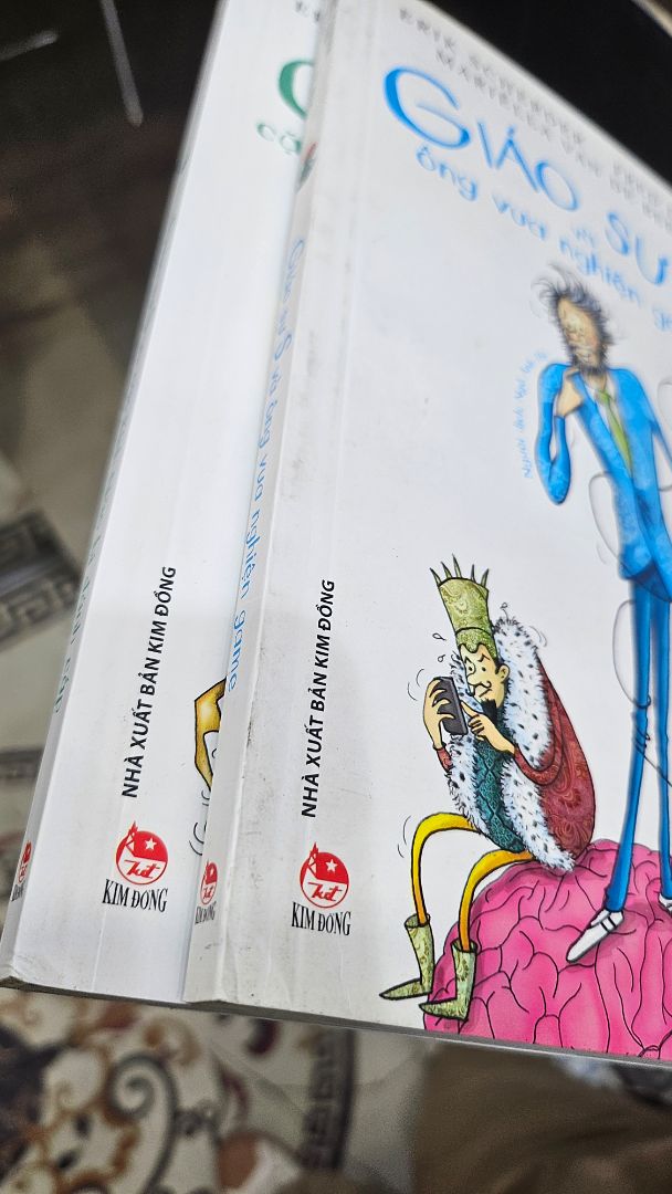 sách mới nhận nhưng đã cũ và bẩn bìa