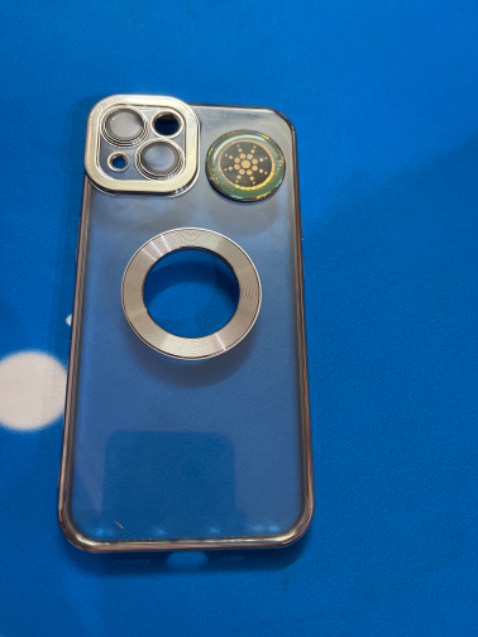 Ốp rộng hơn đt, cầm bị lăc lên lắc xuống, màu sắc tương đối như mẫu. Ốp rộng hơn đt, cầm bị lăc lên lắc xuống, màu sắc tương đối như mẫu.