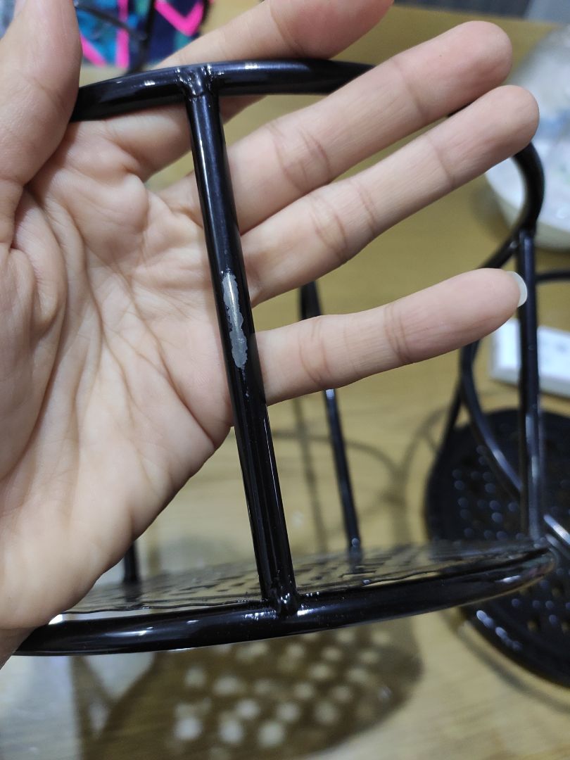 ko biết vì lười hay vì tiết kiệm mà shop ko gói riêng từng kệ dẫn đến tình trạng cọ vào nhau nên bị tróc sơn hết 3 cái rồi. nhờ vậy mới biết là lớp sơn khá mỏng. nhưng về kết cấu thì khá vững chắc. nhìn tổng thể là đẹp