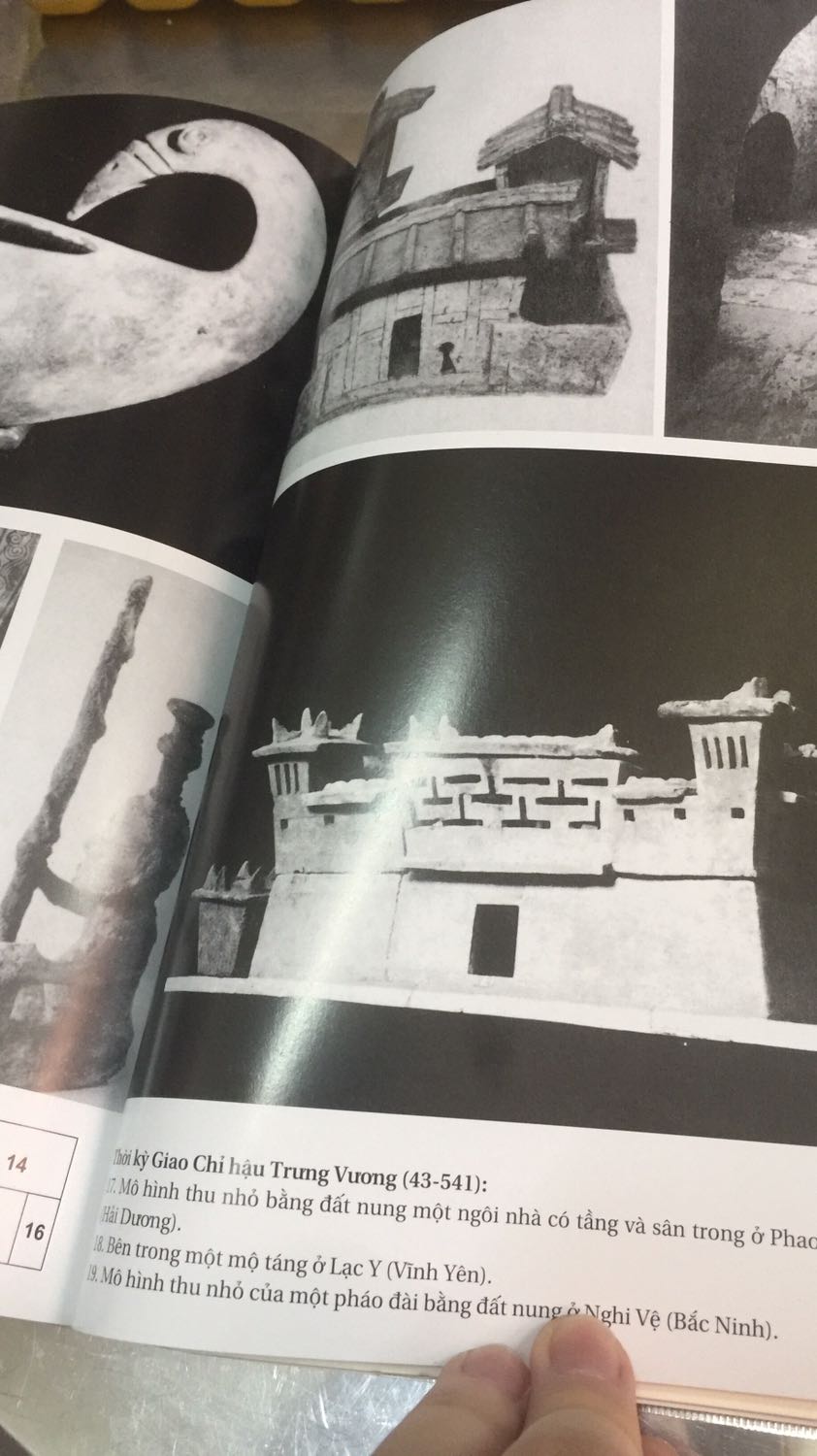 Đây là một cuốn sách sử rất đáng mua của giáo sư Lê Thành Khôi, cuối sách có rất nhiều hình ảnh, lược đồ và chú thích dành cho độc giả, về sách thì mình cho 10₫ . Tuy nhiên về việc bọc bookcare của tiki thì mình lại không hài lòng tí nào, mình phải bỏ tiền ra mua gói bookcare thế mà các bạn lại bọc kiểu cho có, mỗi lần lật sách là lại bị tuột ra rất khó chịu, thậm chí có quyển kia mình mua thì chỉ có miếng nhựa chưa kịp bọc dc nhét kèm vào sách. Mong tiki sẽ kiểm tra chặt chẽ hơn về việc bọc bookcare cho khách.