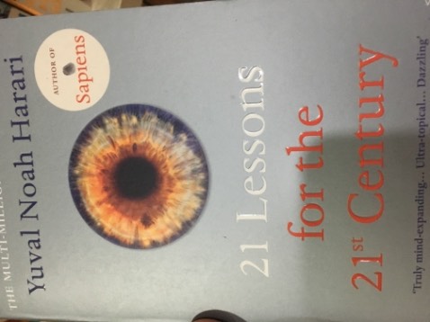 Sách nội dung hay, chỉ có cỡ chữ nhỏ nên đọc lâu bị mỏi mắt, mà sách ngoại văn chữ hay nhỏ vậy không biết làm sao.