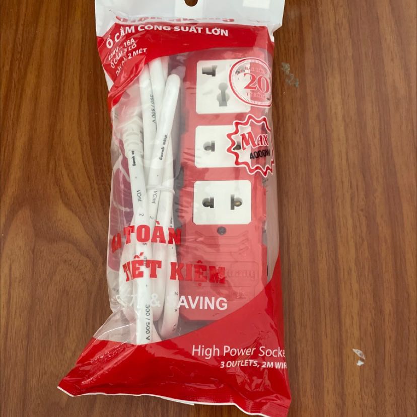 Ổ cắm ấn tượng vì phủ nguyên cây đỏ rực, cảnh báo rất hiệu quả luôn. Công suất cao, chịu tải 16A nên anh em chạy máy công cụ có thể yên tâm. 
Có chống sốc, có cầu chì, có bảo hành 12 tháng hơi bị hay ho!