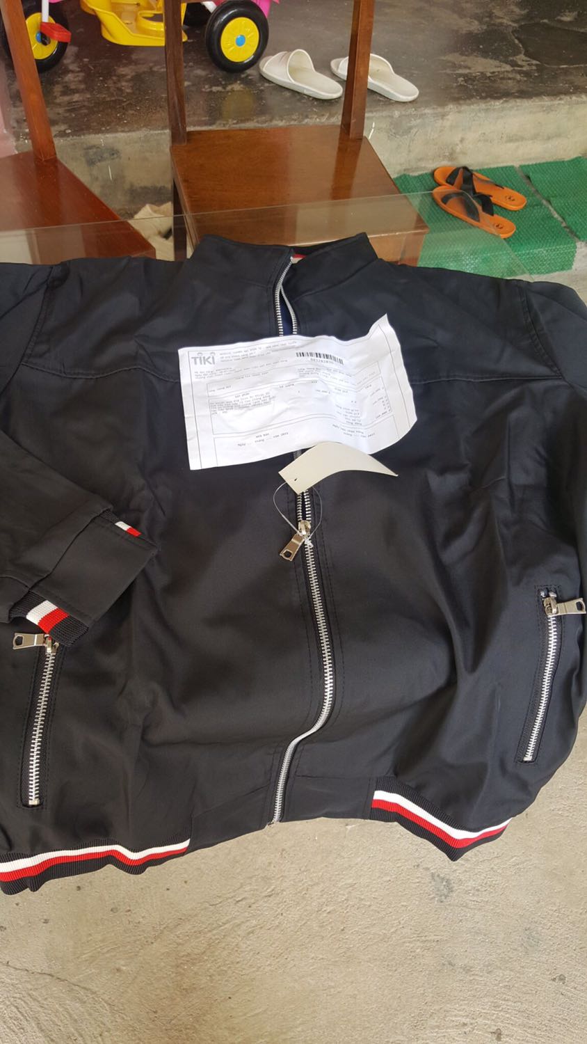 Áo khoác nam phù hợp với giá bán, việc giao hàng thời gian quá lâu, tưởng đã hủy đơn rồi, đành nhận để không mếch lòng.