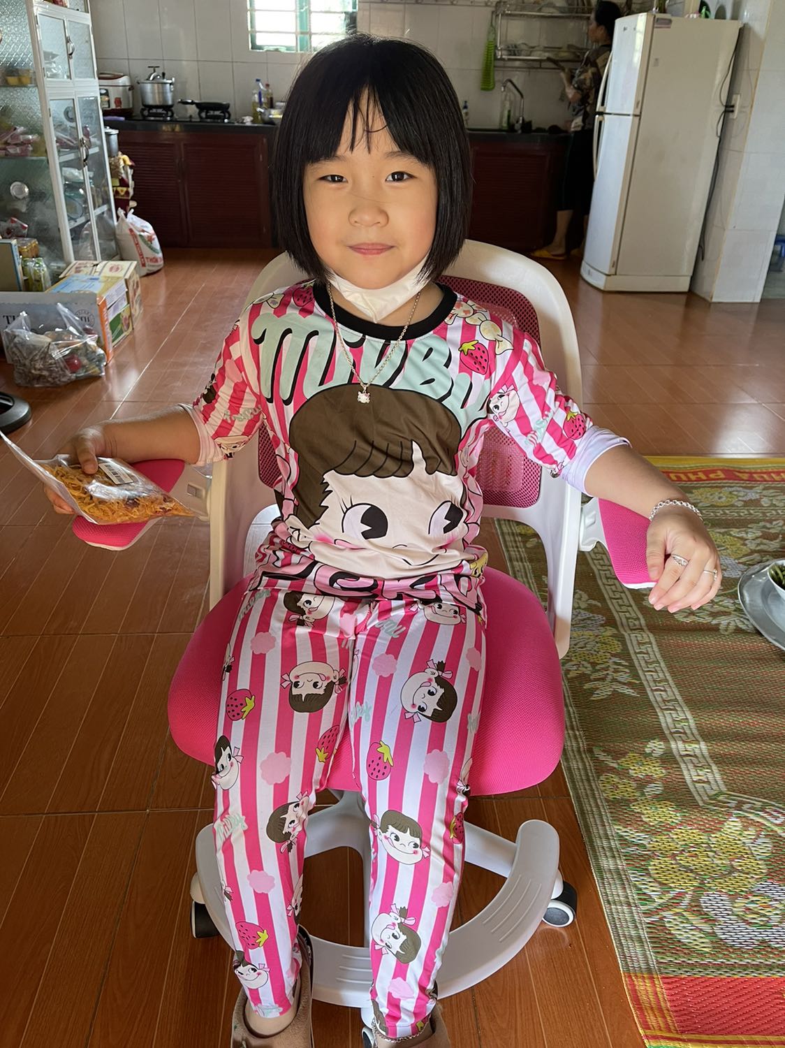 Vì chất lượng của ghế cho bé lưng có tư thế đúng ko bị gù