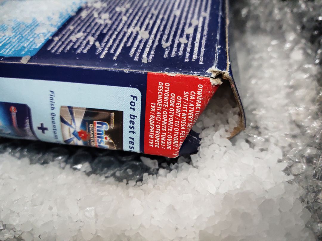 Đơn hàng quá chậm. Khi nhận hàng hộp muối không còn nguyên vẹn, muối đổ đầy ra ngoài