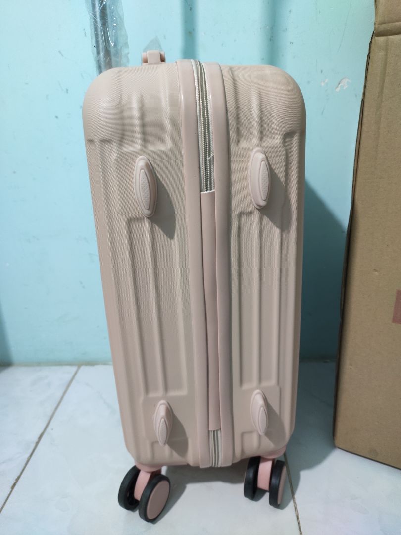 Mình rất hài lòng về sản phẩm, nhỏ gọn, nhẹ màu hồng xinh xắn dễ thương lắm. Từ vỏ bên ngoài, thanh kéo đến bánh xe...tất cả đều ổn hết. Tiki và shop không làm mình thất vọng mn ạ.