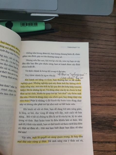 Sống và Làm Việc thế nào để tạo ra giá trị tích cực, phát triển cả về vật chất lẫn tinh thần? Đó là câu hỏi chính mà tác giả Tạ Minh Tuấn đã giải đáp thông qua tác phẩm Khởi Chánh Nghiệp. 

Chánh Nghiệp là một trong những chi phần thuộc Bát Chánh Đạo giúp mỗi người tích lũy những phẩm chất của Phật, một trong những tấm gương "thành công" nhất về tầm ảnh hưởng và giá trị tạo ra trong lịch sử nhân loại. 

Mình thích sách bởi cách tiếp cận khá hiện đại và không ép buộc thực hành những nghi thức rườm ra. Theo chia sẻ của tác giả, học Phật không phải là thuộc làu kinh sách, cúng bái khoa trương mà là học cách sống và thực hành đều đặn để đạt được trạng thái tâm thanh tịnh và an lạc như một vị Phật. 

Và học theo Phật cũng nhất thiết phải tránh xa cuộc sống thực tế, lên núi ẩn cư hay vào chùa đi tu. Nếu phù hợp và có cơ duyên, đó là những điều kiện lý tưởng để rèn luyện Giới - Định - Tuệ. Nhưng hầu hết mọi người tất bật với vòng xoáy mưu sinh thì vẫn có thể tu sửa chính mình ngay trong đời sống, gia đình, công việc,... để đưa "đạo" vào "đời", áp dụng chân lý để sống đời tỉnh thức.  

Mà muốn tỉnh thức thì bắt buộc phải dùng ý thức để soi chiếu và nhận biết trạng thái của thân - tâm trong mọi tình huống, để nhận thấy mọi thứ đều là cơ hội để lĩnh hội bài học và tự do lựa chọn hướng đi cho cuộc đời. Sẽ là bớt đi tham ái, sân hận, mê mờ để tiến hóa tâm thức hay bị bao phủ bởi bóng tối của vô thức nên cứ mải bế tắc giữa muôn vàn vai trò trong cuộc sống. 

Với mình, Khởi Chánh Nghiệp tựa như một quyển "Phật Pháp" vỡ lòng, dùng những ngôn từ đơn giản, hợp thời cùng kinh nghiệm kinh doanh thực tế, trải nghiệm cuộc sống dày dạn để giúp mọi người hiểu hơn về lời dạy cách đây hơn 2500 của Đức Phật và khởi đầu sự nghiệp, sự sống chân chánh trên nền tảng tâm linh và đạo đức. 

Lưu ý nhỏ về sách là sẽ đôi chút khó hiểu và hoang mang nếu bạn chưa có tiếp xúc hoặc tìm hiểu sơ qua các thuật ngữ trong Phật Pháp. Bạn có thể vừa đọc, vừa tìm thêm các nguồn thông tin khác để đào sâu và thấm nội dung sách hơn. 

Bên cạnh đó, những giải pháp mà tác giả chia sẻ đều rất dễ hiểu, dễ làm, phù hợp với cuộc sống thường nhật nhưng không thuộc dạng "mì ăn liền", làm là thấy kết quả ngay. Mỗi người, đội nhóm hay doanh nghiệp cần tinh tấn áp dụng, phản tỉnh và cải tiến liên tục để thấy được giá trị thực sự.