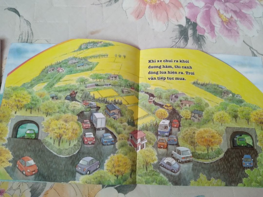 câu chuyện đơn giản, hình vẽ rất đẹp, cấu tạo sách cũng thú vị nữa. có rất nhiều thứ bé có thế khám phá ngoài câu chuyện nên bé nhà m rất thích