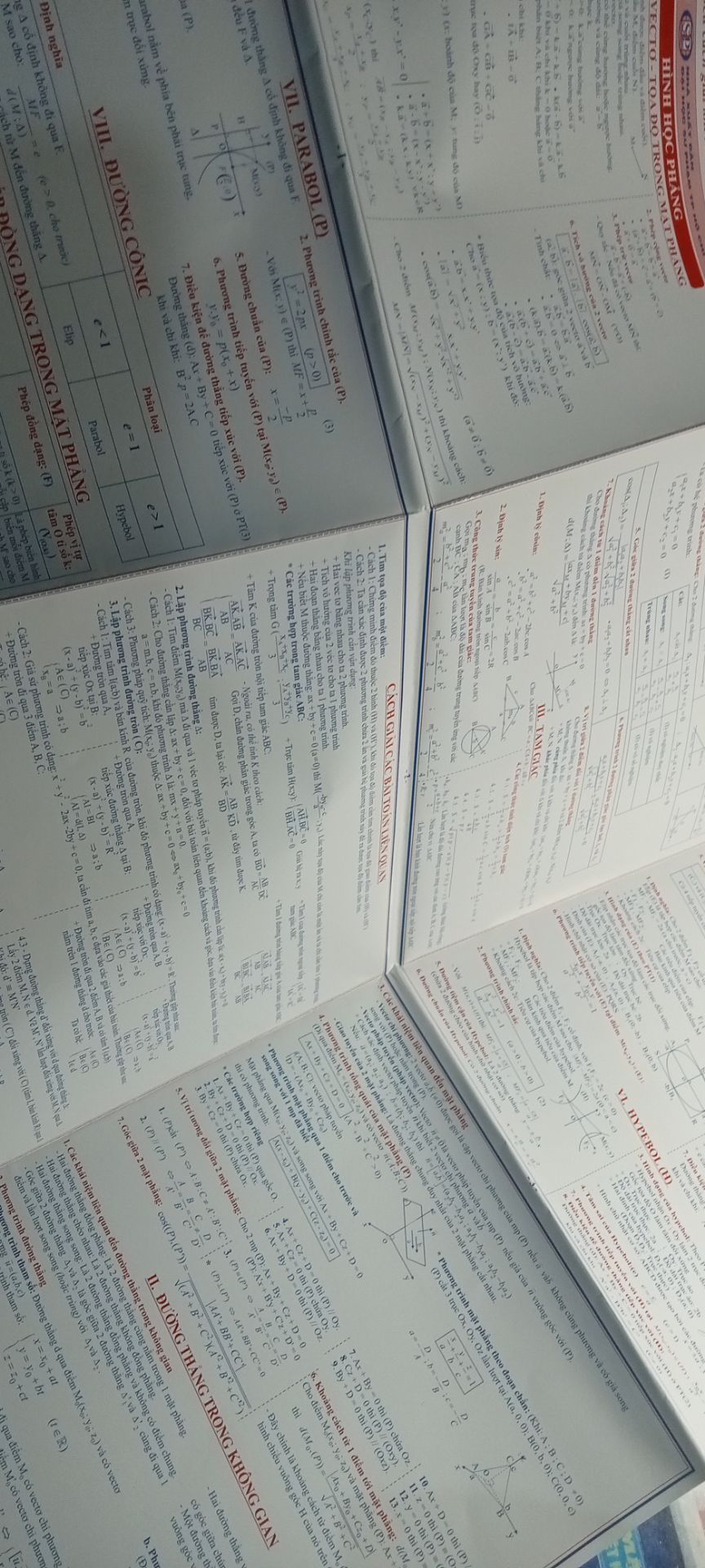 Có bao đóng gói cẩn thận, nội dung tổng hợp dễ học 👏🏻 Lí thuyết 3 năm đèn vở gộp chung vào 1 ❤️❤️❤️