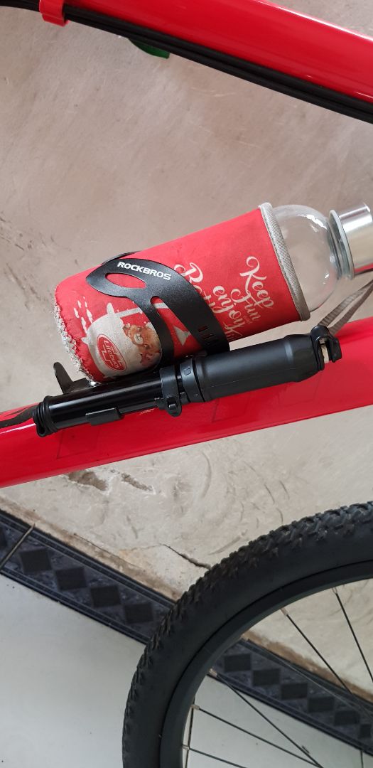 Bơm nhỏ nhắn gắn vào xe rất gọn, hơi cũng ok dùng cho trường hợp khẩn cấp trên đường rất tiện