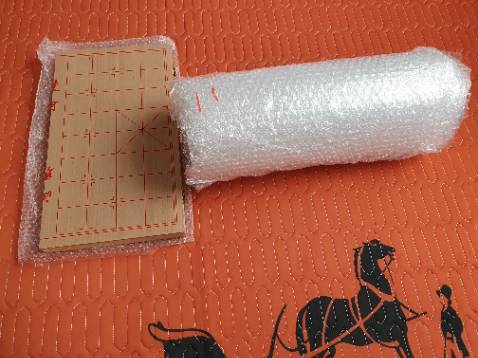 Sản phẩm đẹp, shop đóng gói rất cẩn thận, đóng gói hết nguyên 1 cuộn wrap luôn, rất an toàn khi vận chuyển. Quân bàn cờ đẹp, rõ nét.