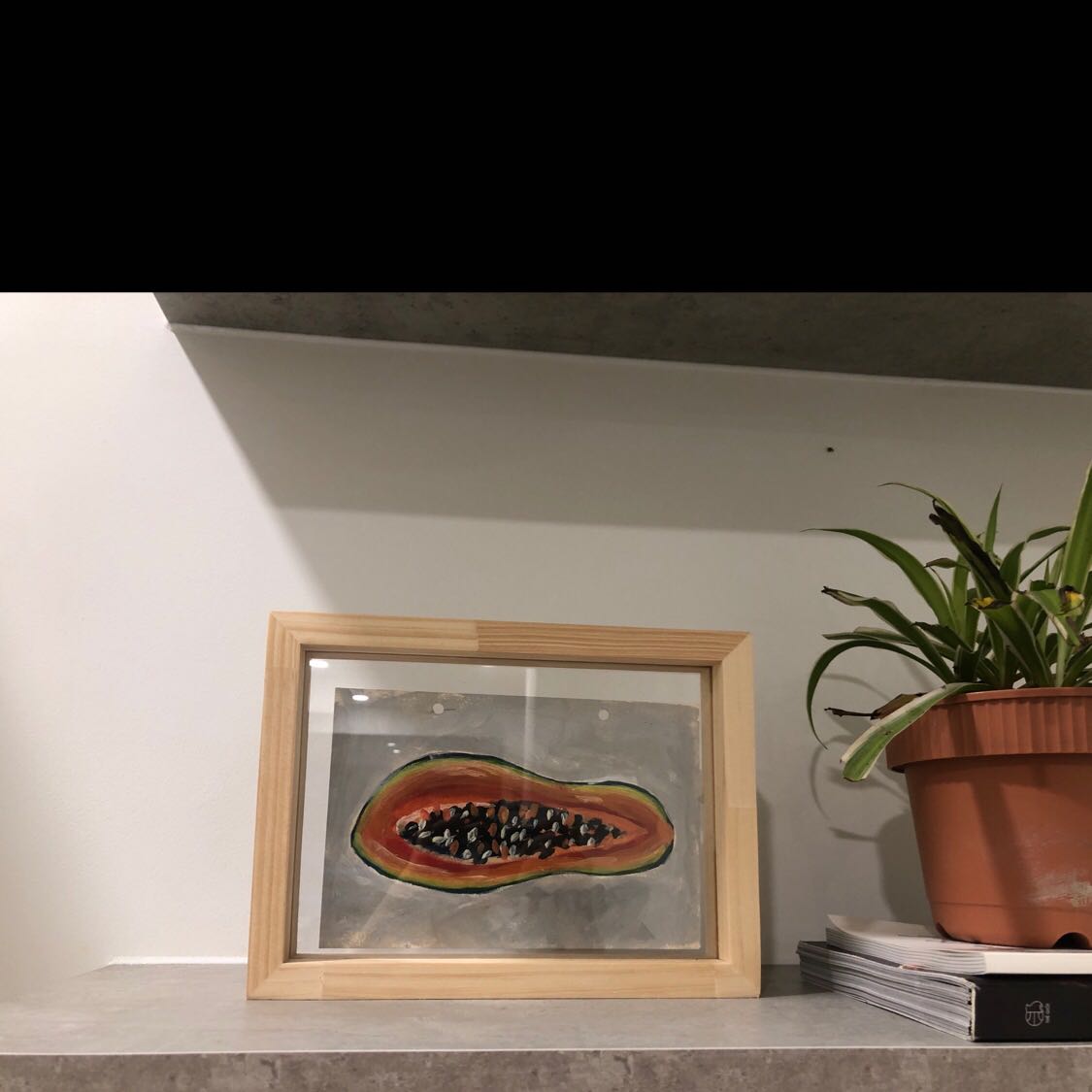 Khung ảnh đẹp như hình, miếng mica mới cong mình phải tự tay gở miếng bọc nên yên tâm là mica ko bị mờ nhé, có điều không biết để lâu mica có bị ố vàng ko thui :)