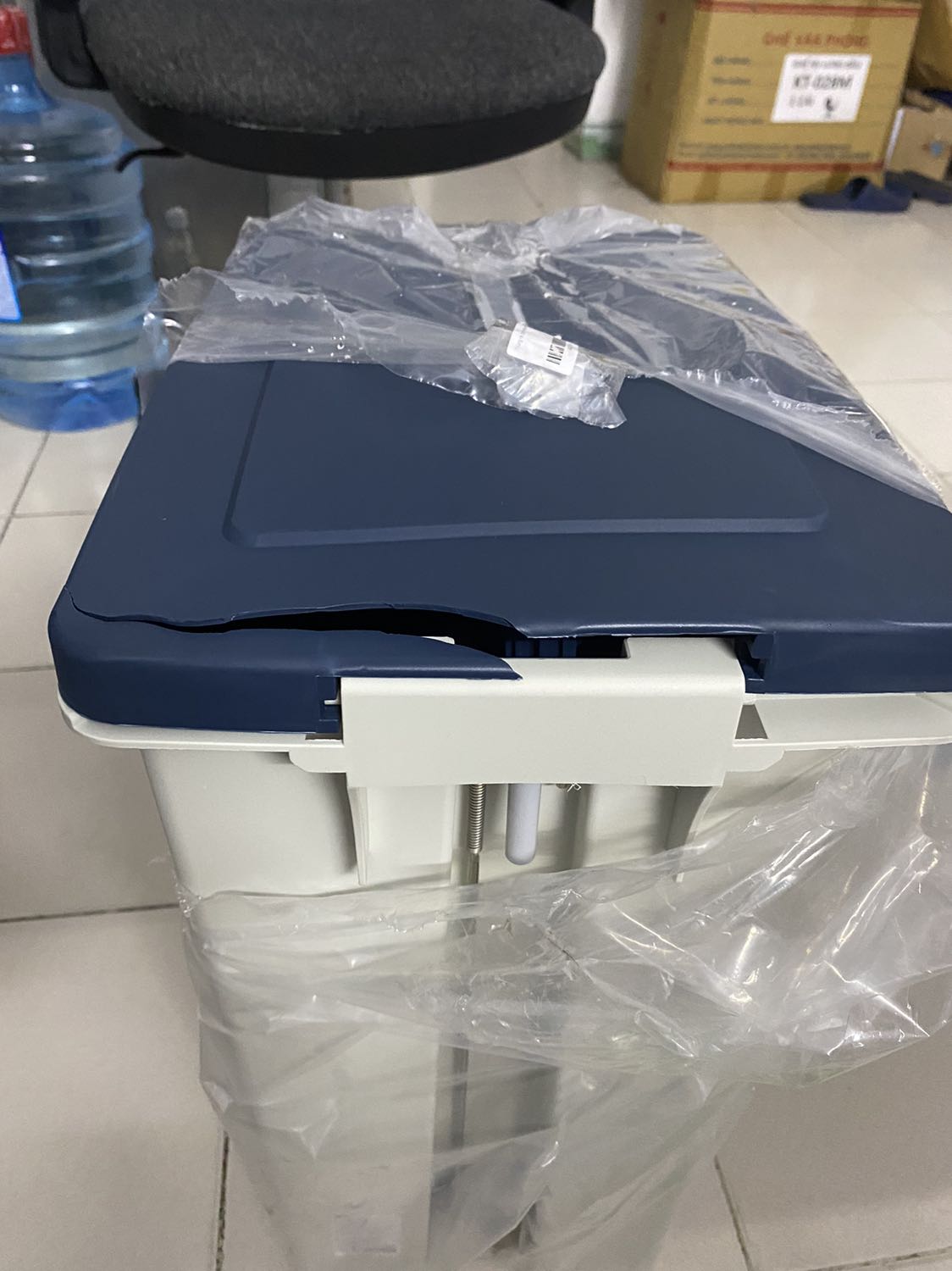 Thùng rác giao bị bể. Rất khó chịu.